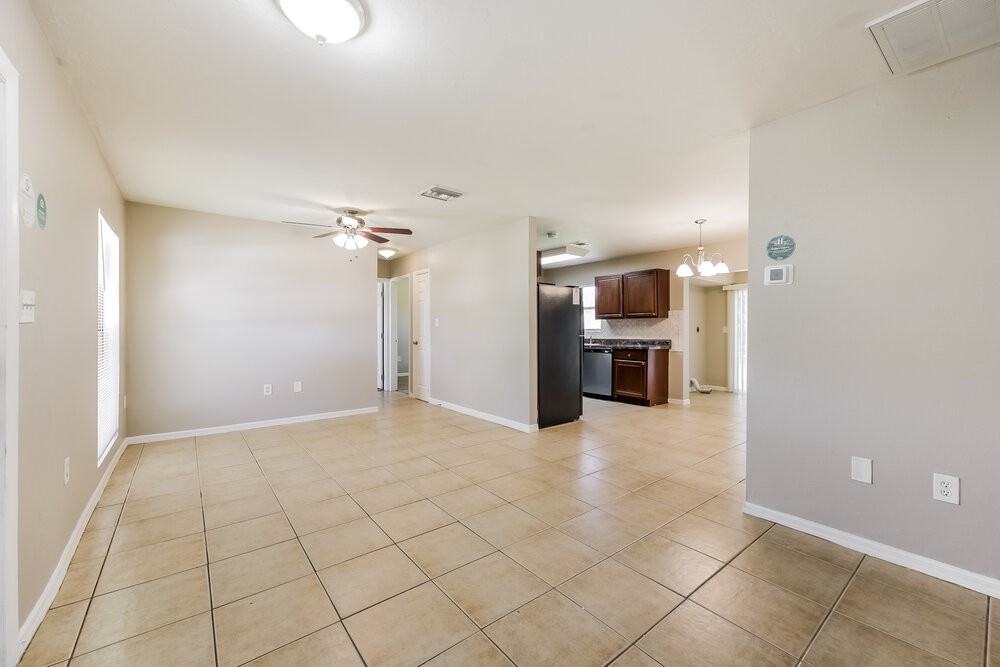 800 Jarmilla Ln - Photo 3 of 25