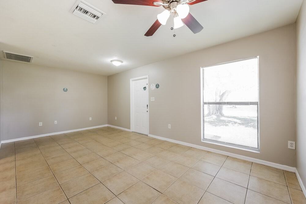 800 Jarmilla Ln - Photo 4 of 25