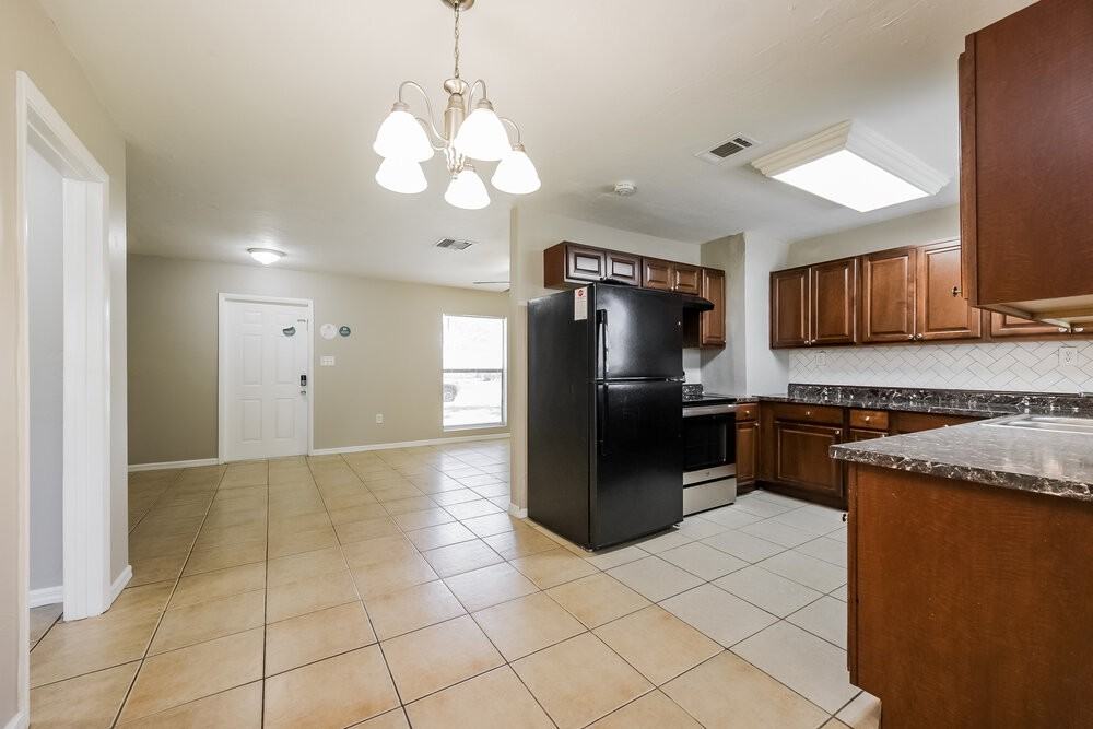 800 Jarmilla Ln - Photo 5 of 25