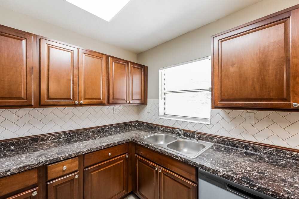 800 Jarmilla Ln - Photo 7 of 25