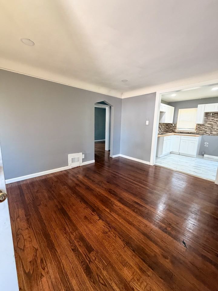 18467 Evergreen Rd #1 - Photo 3 of 10