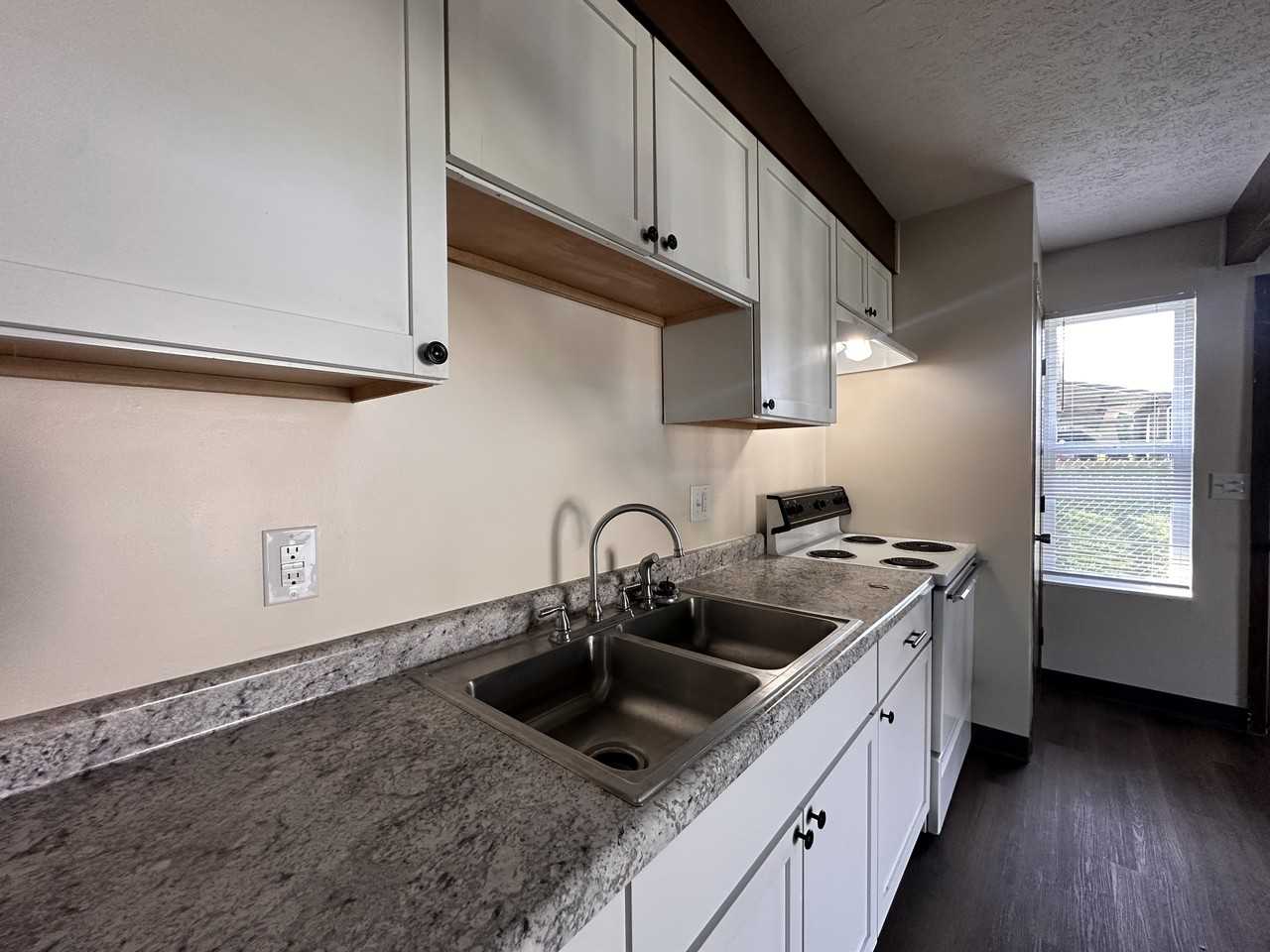 120 E Hubert Ave #C - Photo 5 of 9