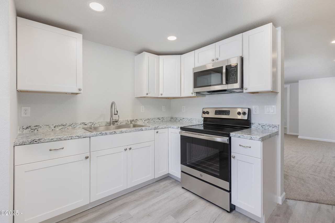 177 Nw 6th St #1 - Photo 3 of 11
