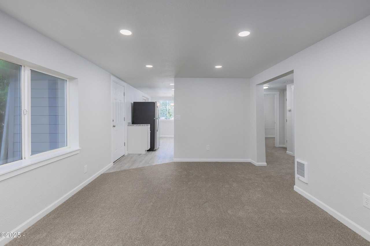 177 Nw 6th St #1 - Photo 6 of 11