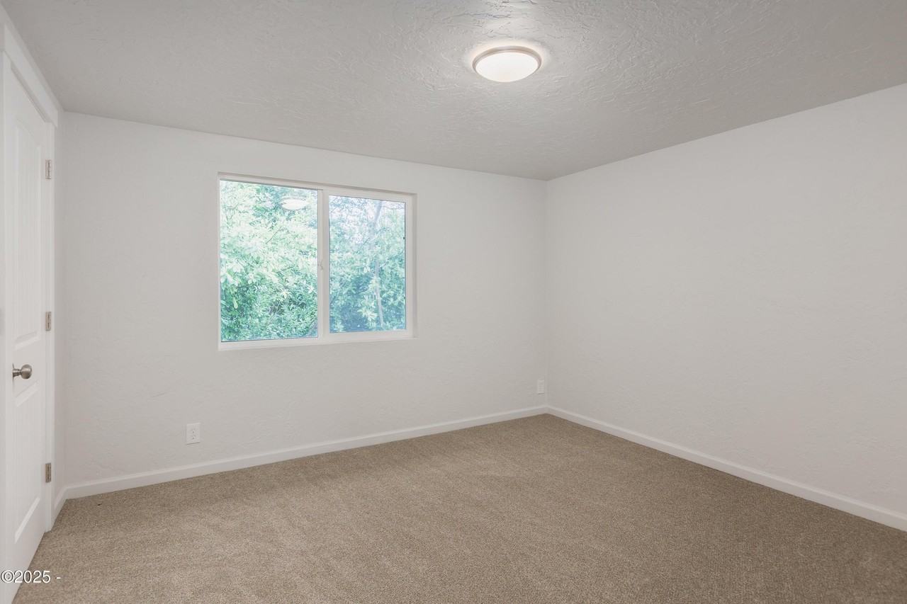 175 Nw 6th St #1 - Photo 2 of 4