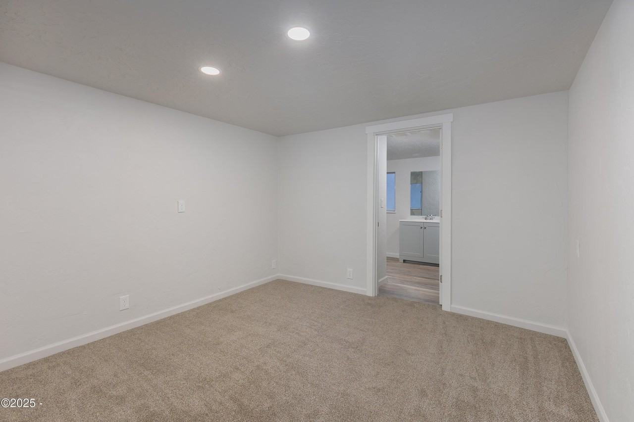 175 Nw 6th St #1 - Photo 3 of 4