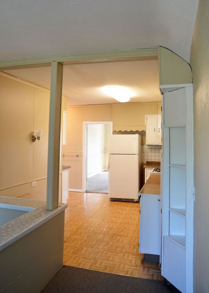 711 W 28th St - Photo 2 of 11