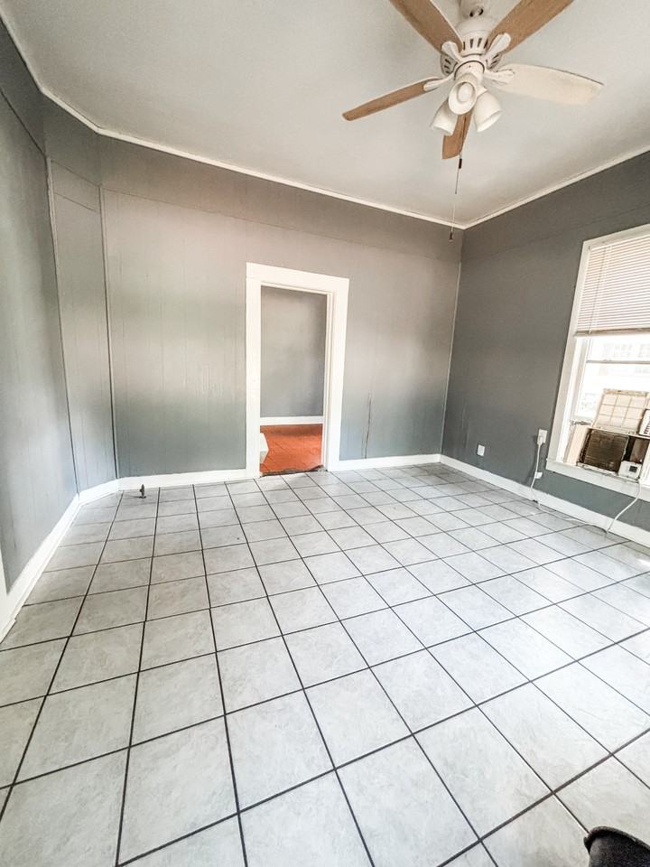 1518 S College St #A - Photo 2 of 5