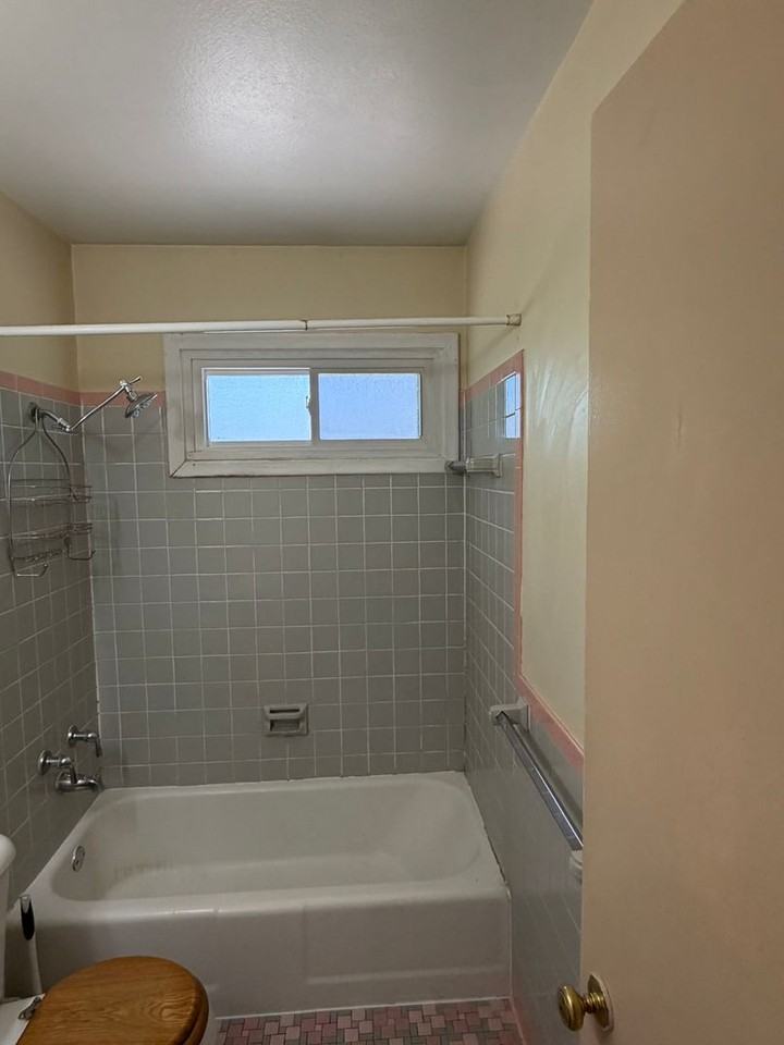 704 Robinwood Ln - Photo 4 of 13