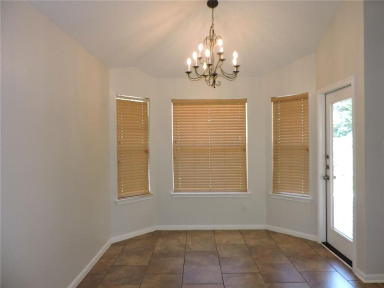 1404 Peachtree Valley Dr - Photo 5 of 22