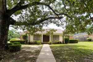 featured image of 1017 Westbury Dr #1