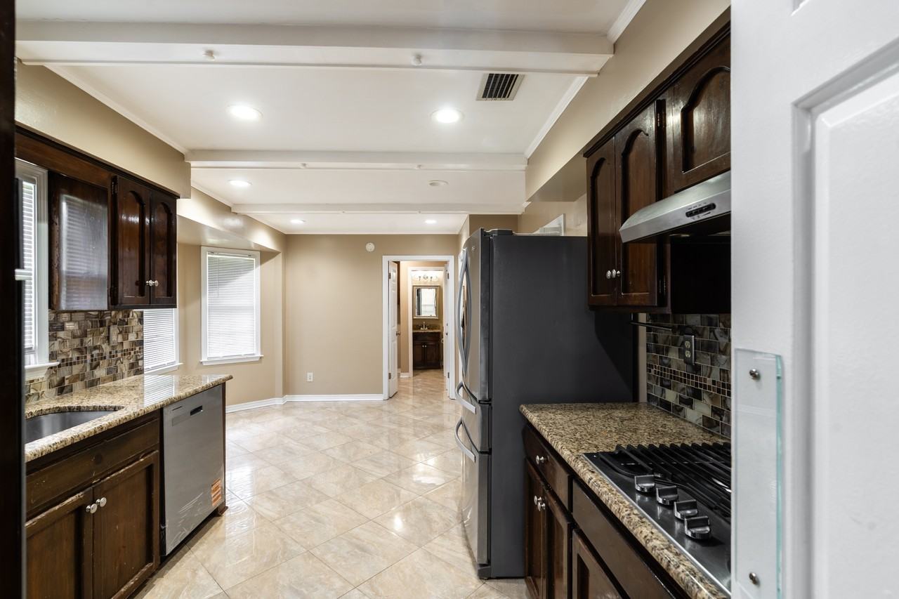 1017 Westbury Dr #1 - Photo 5 of 24