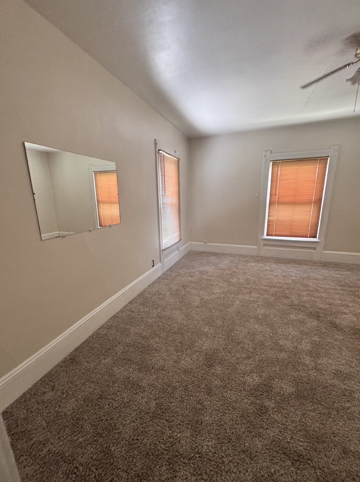 751 E Jefferson St #2 - Photo 4 of 20
