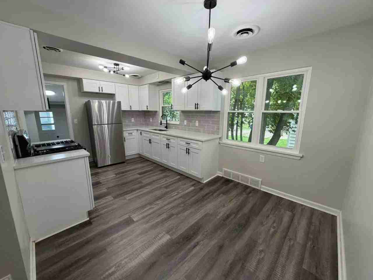 1037 Keystone Dr - Photo 4 of 19