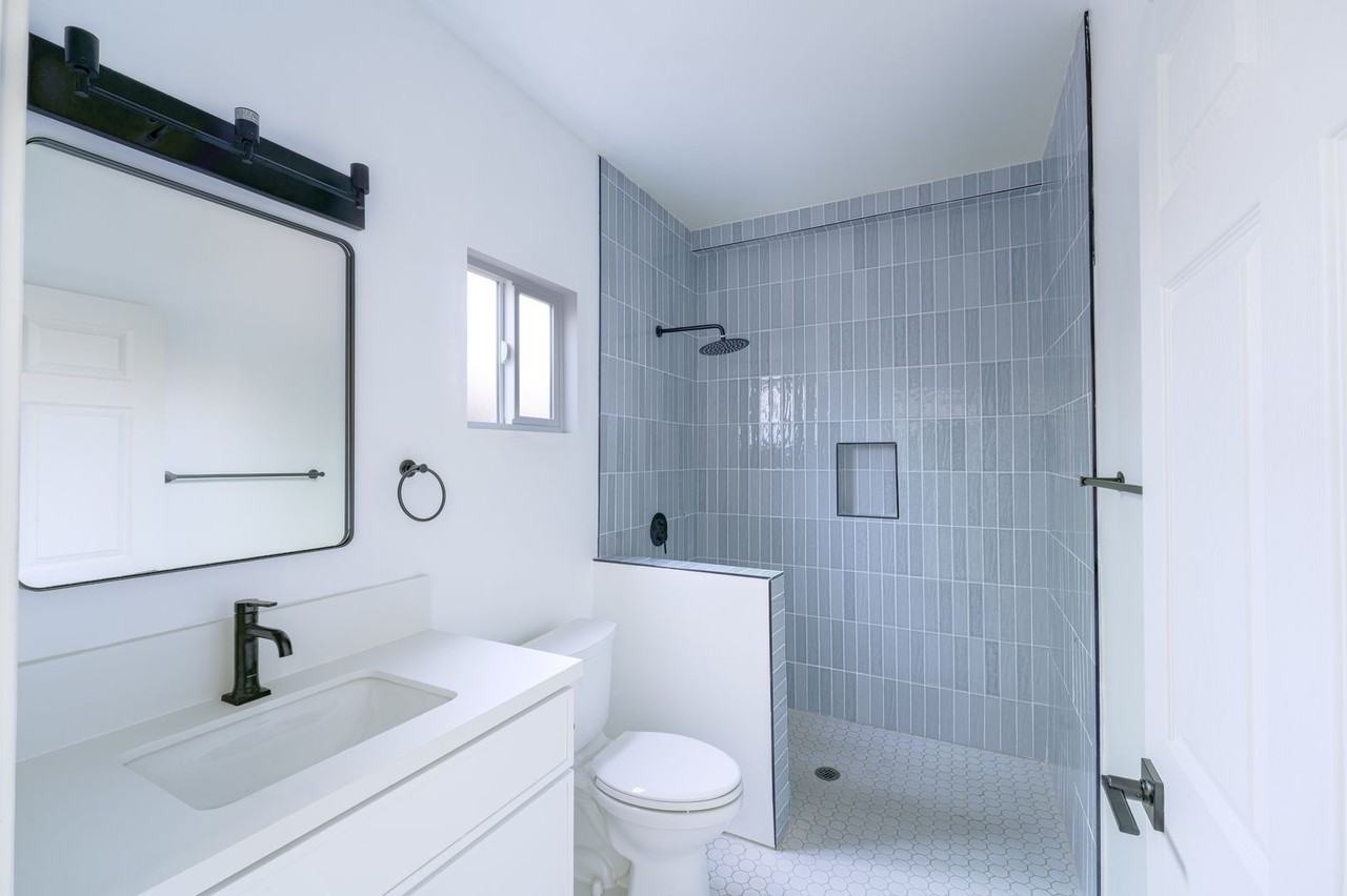 2860 Webster Ave - Photo 5 of 26