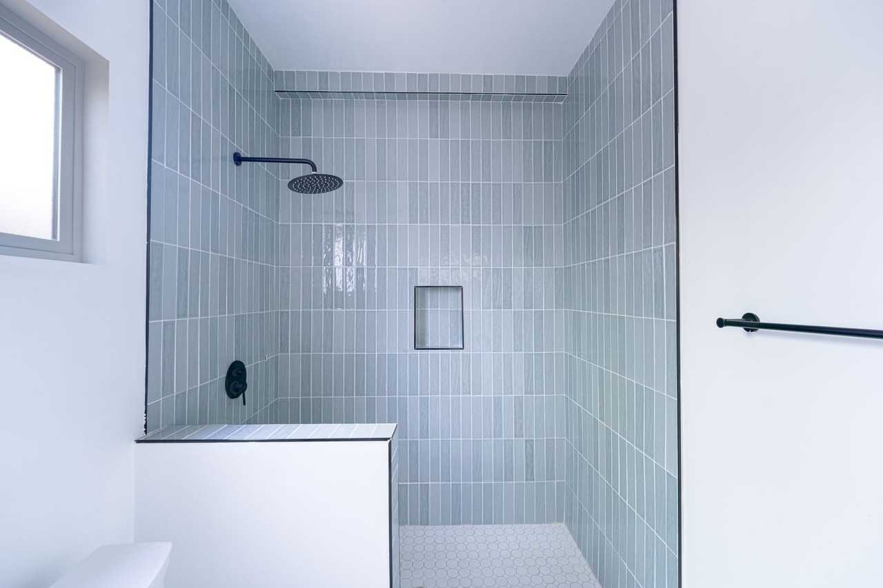 2860 Webster Ave - Photo 6 of 26
