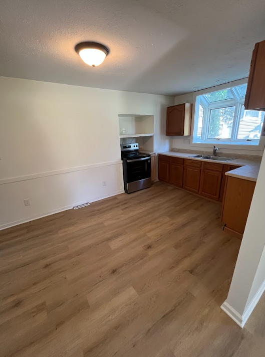 4459 Silverdale Rd - Photo 4 of 12