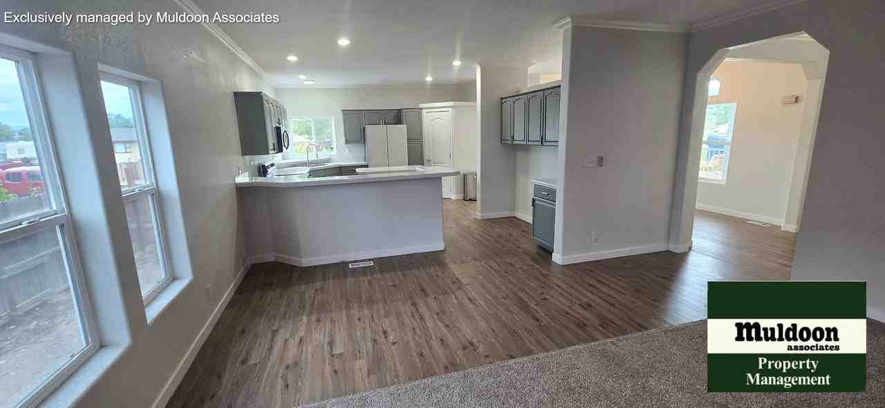 3016 Withers Ave - Photo 4 of 13