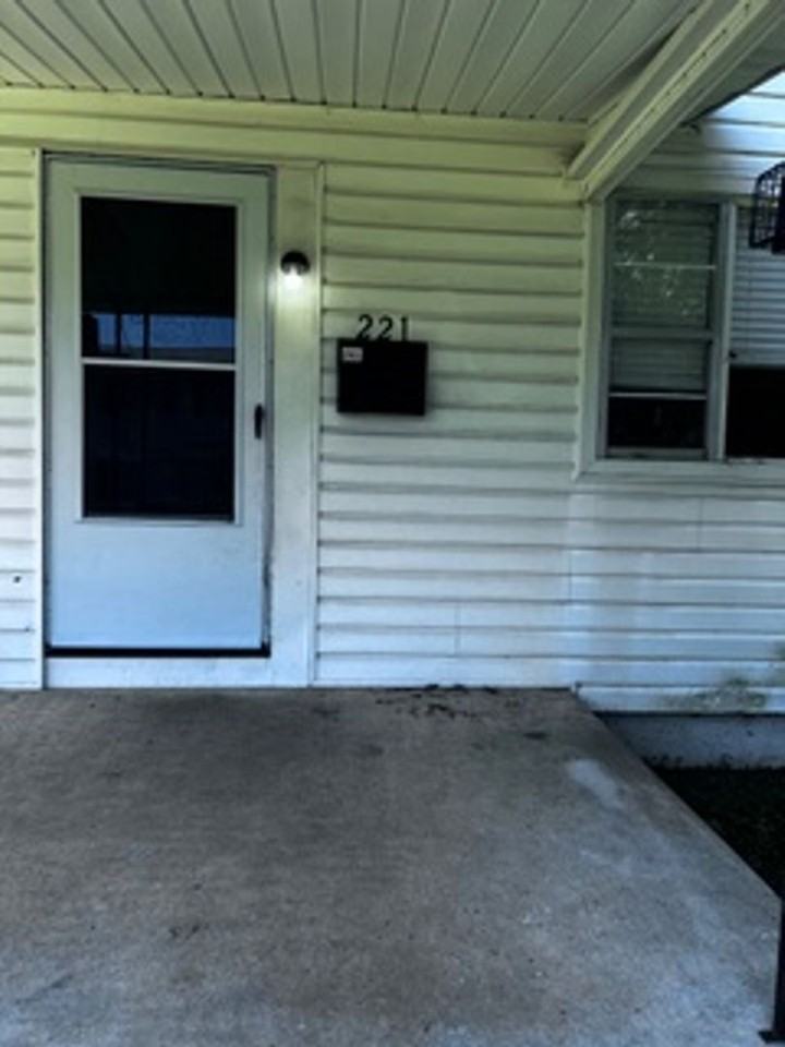 221 W Fairview Rd - Photo 2 of 13