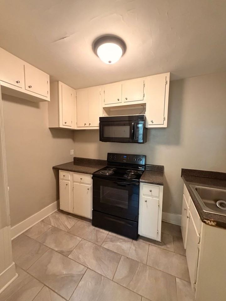 2413 Emmett Ave - Photo 4 of 14
