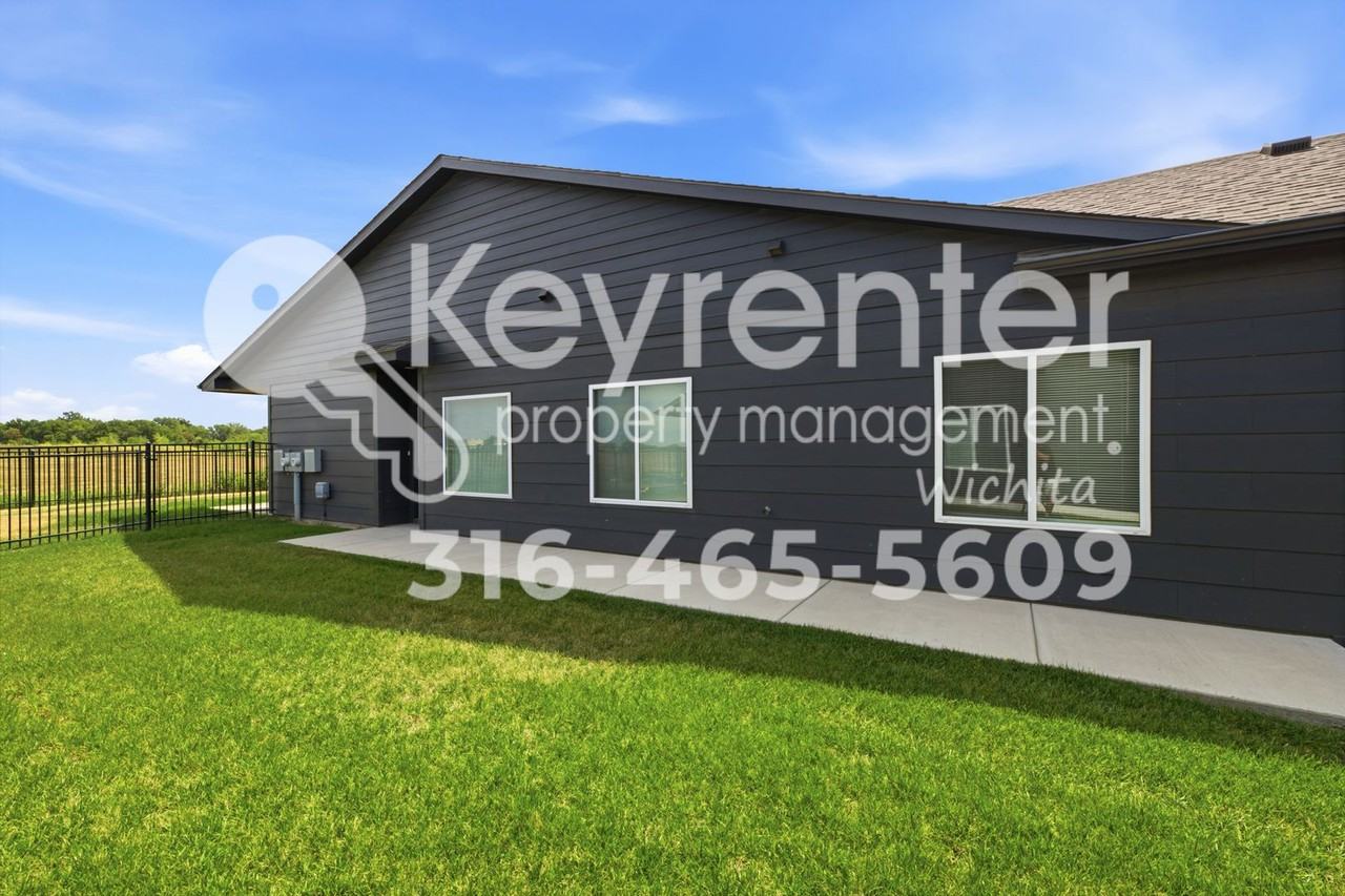 16221 W Ike Ct - Photo 2 of 13