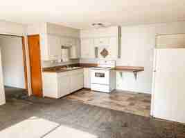 featured image of 421 E 10th St