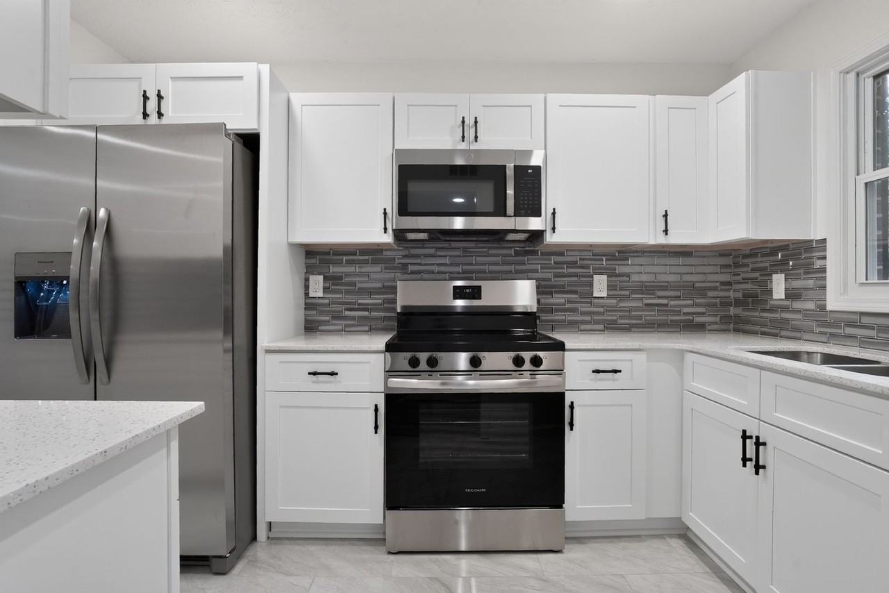 2250 Kings Gate Cir - Photo 2 of 33