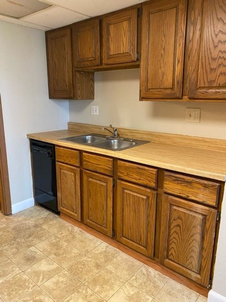 101 Sandridge Dr - Photo 2 of 7