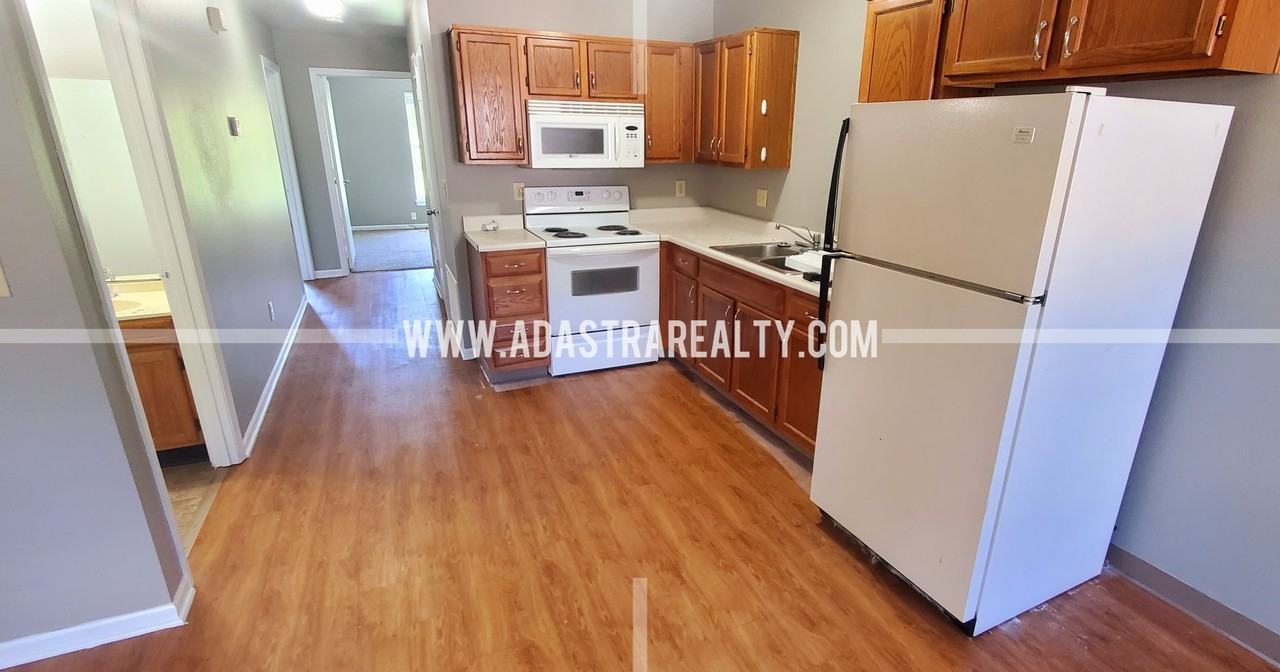 220 N Crest Dr - Photo 3 of 10
