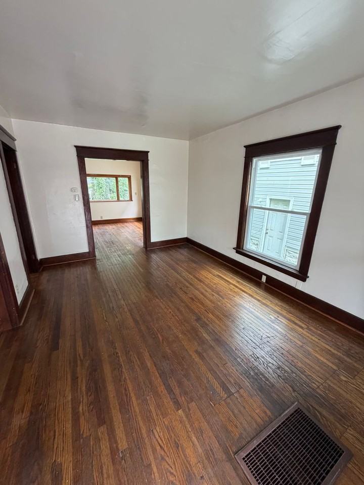 307 Poplar St - Photo 3 of 14