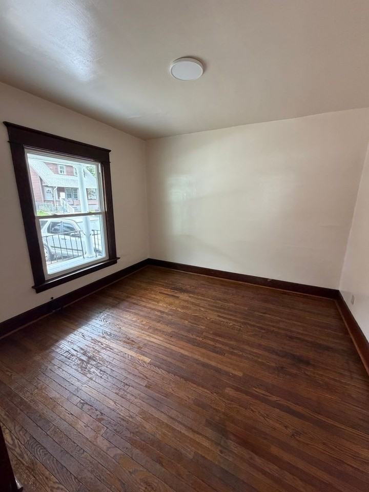 307 Poplar St - Photo 4 of 14