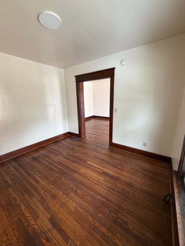 307 Poplar St - Photo 5 of 14