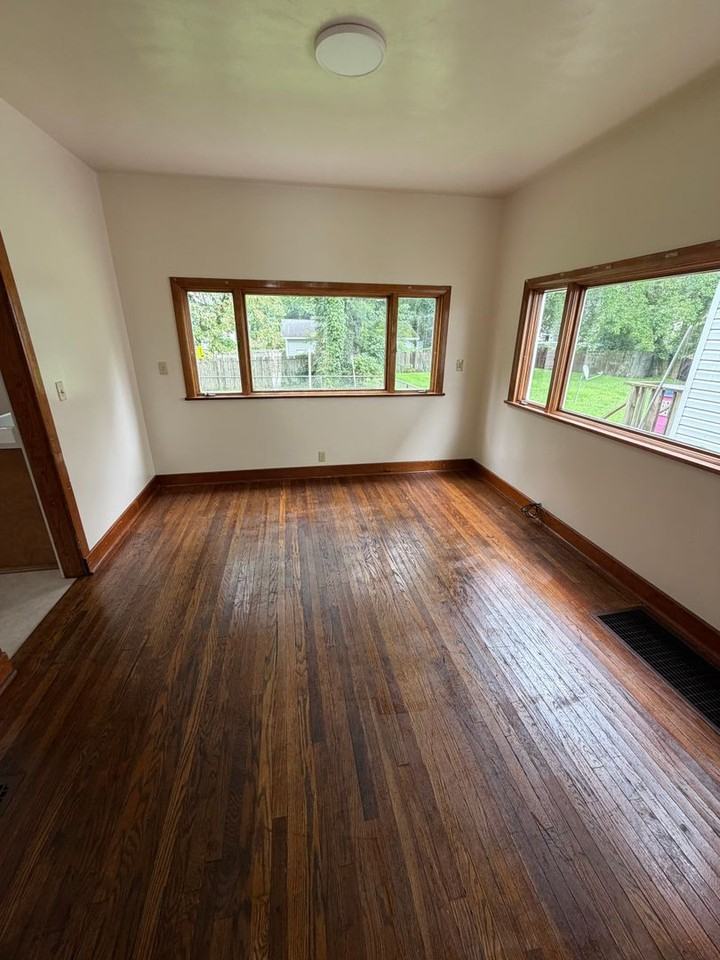307 Poplar St - Photo 6 of 14