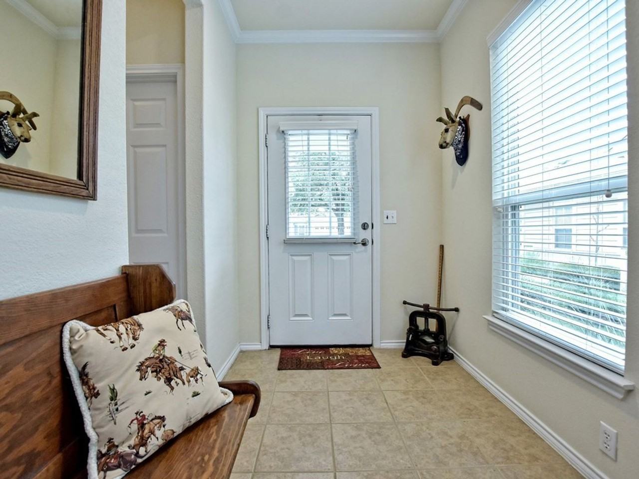 304 Essex Ln - Photo 4 of 29