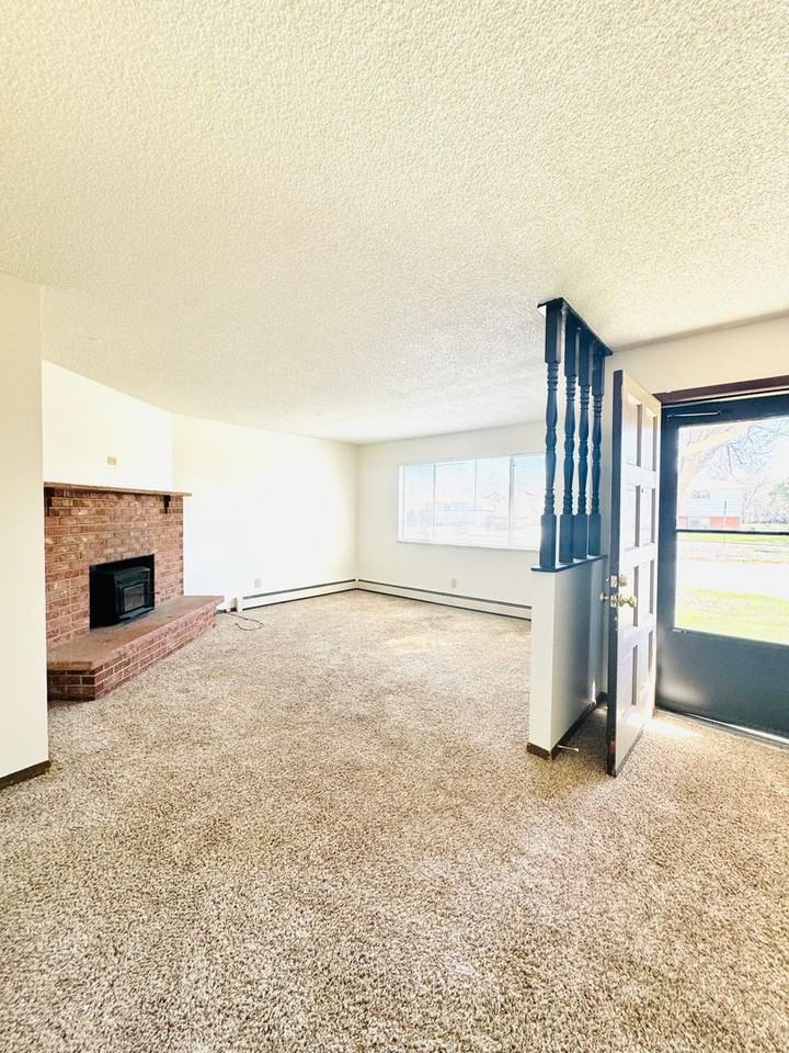 1633 Elizabeth Ct - Photo 3 of 15