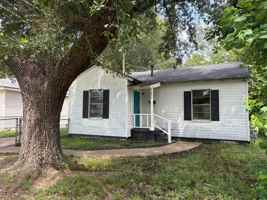 featured image of 605 W 75th St