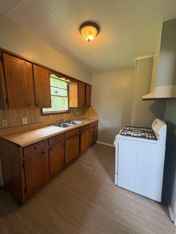 605 W 75th St - Photo 2 of 12