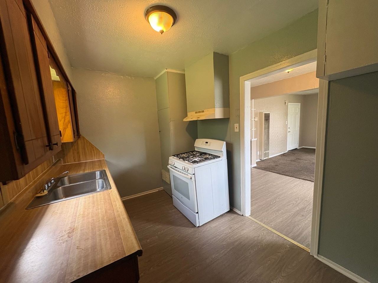 605 W 75th St - Photo 3 of 12