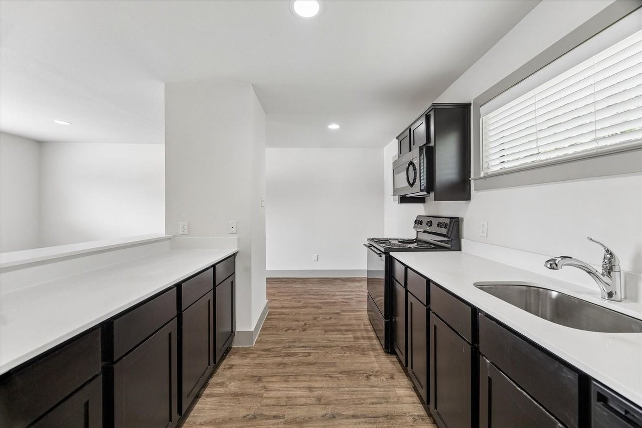 4300 Rosslyn - Photo 2 of 20