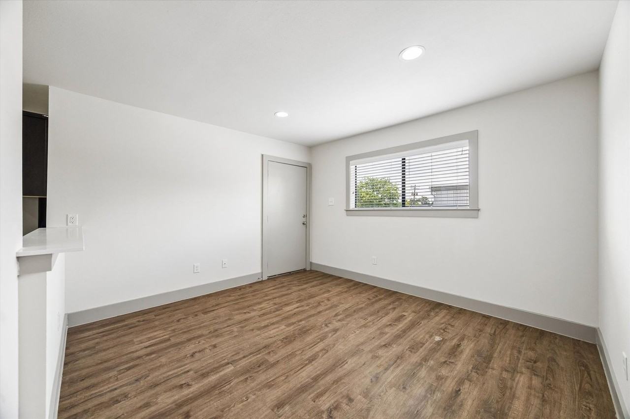 4300 Rosslyn - Photo 3 of 20