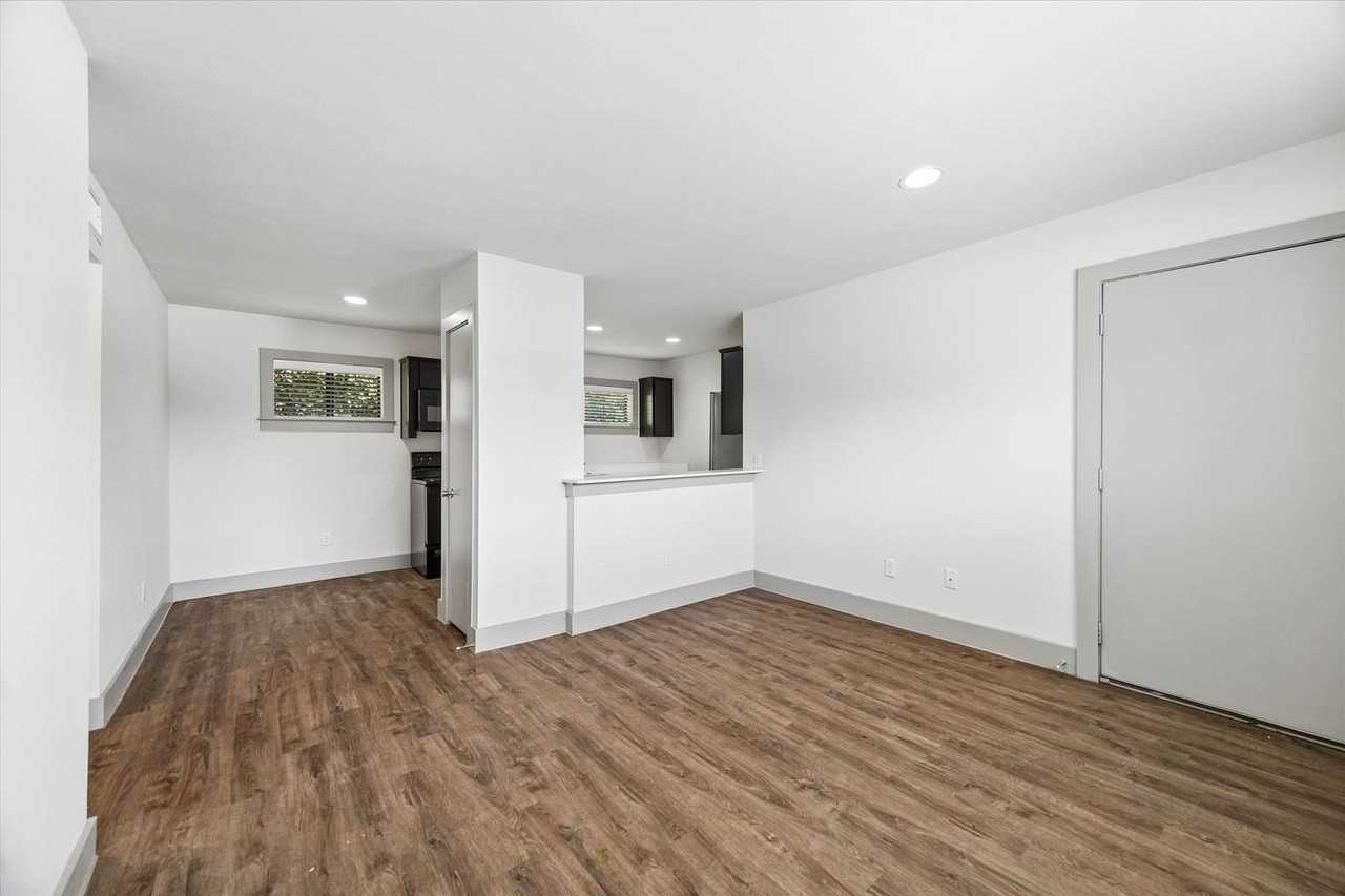4300 Rosslyn - Photo 4 of 20