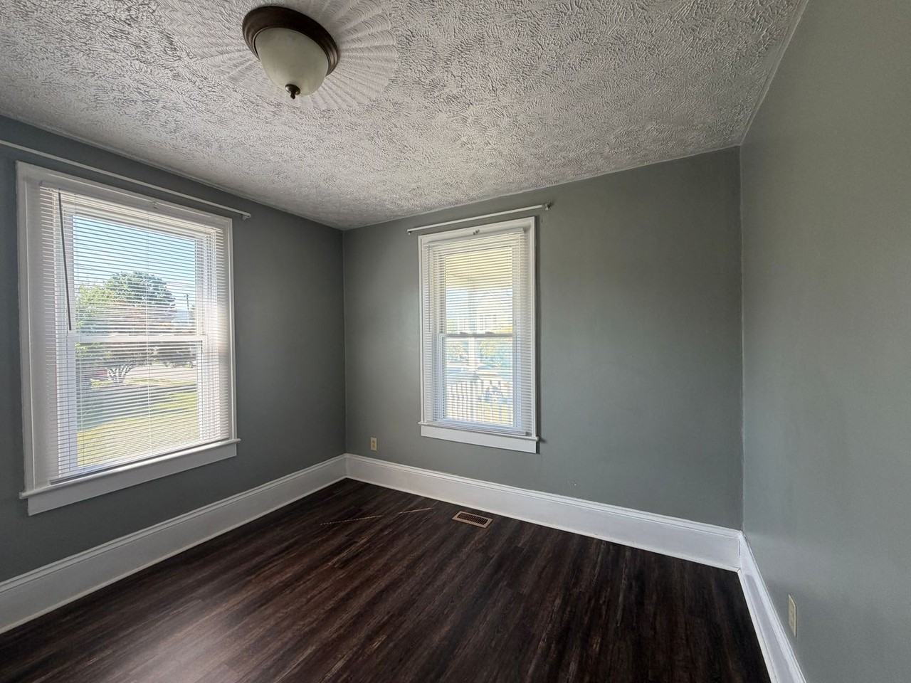 814 Delaware St - Photo 6 of 10