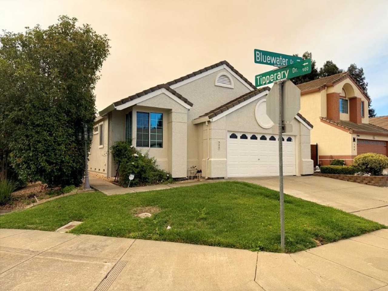 900 Bluewater Dr - Photo 3 of 50