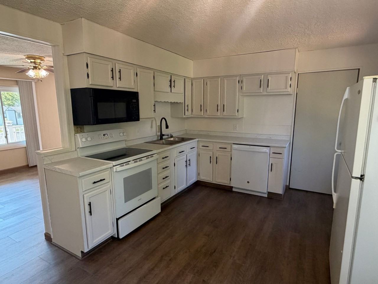 203 Greenfield Dr - Photo 5 of 14