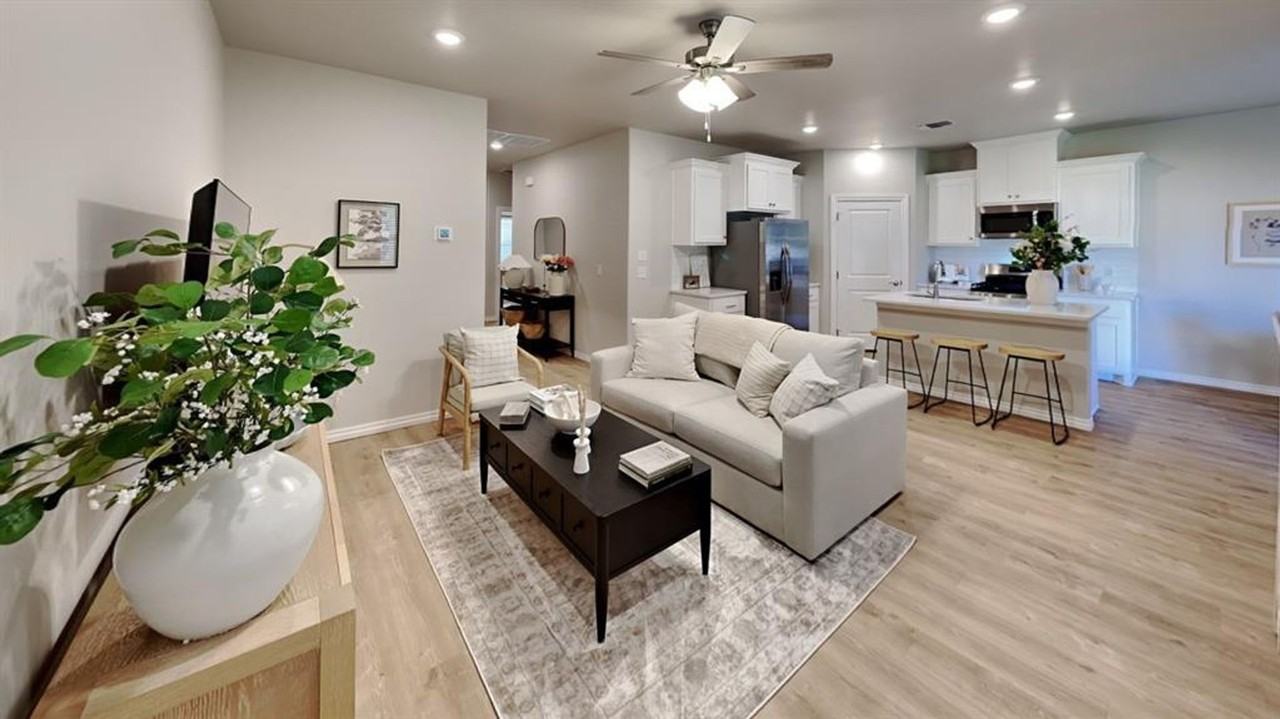 6801 Labelle Dr - Photo 4 of 25