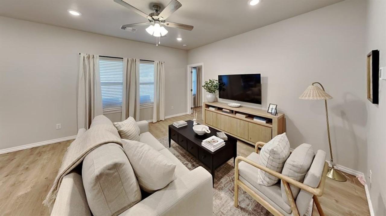 6801 Labelle Dr - Photo 5 of 25