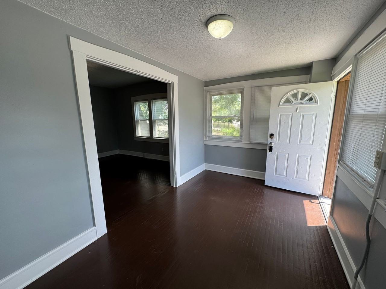 1138 Fairfield Ave - Photo 3 of 25