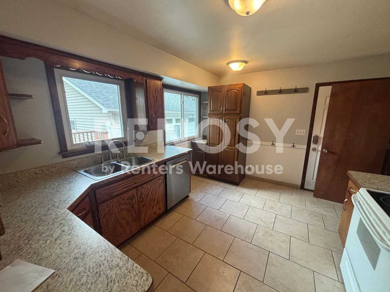 10732 Abbott Ave S - Photo 3 of 30