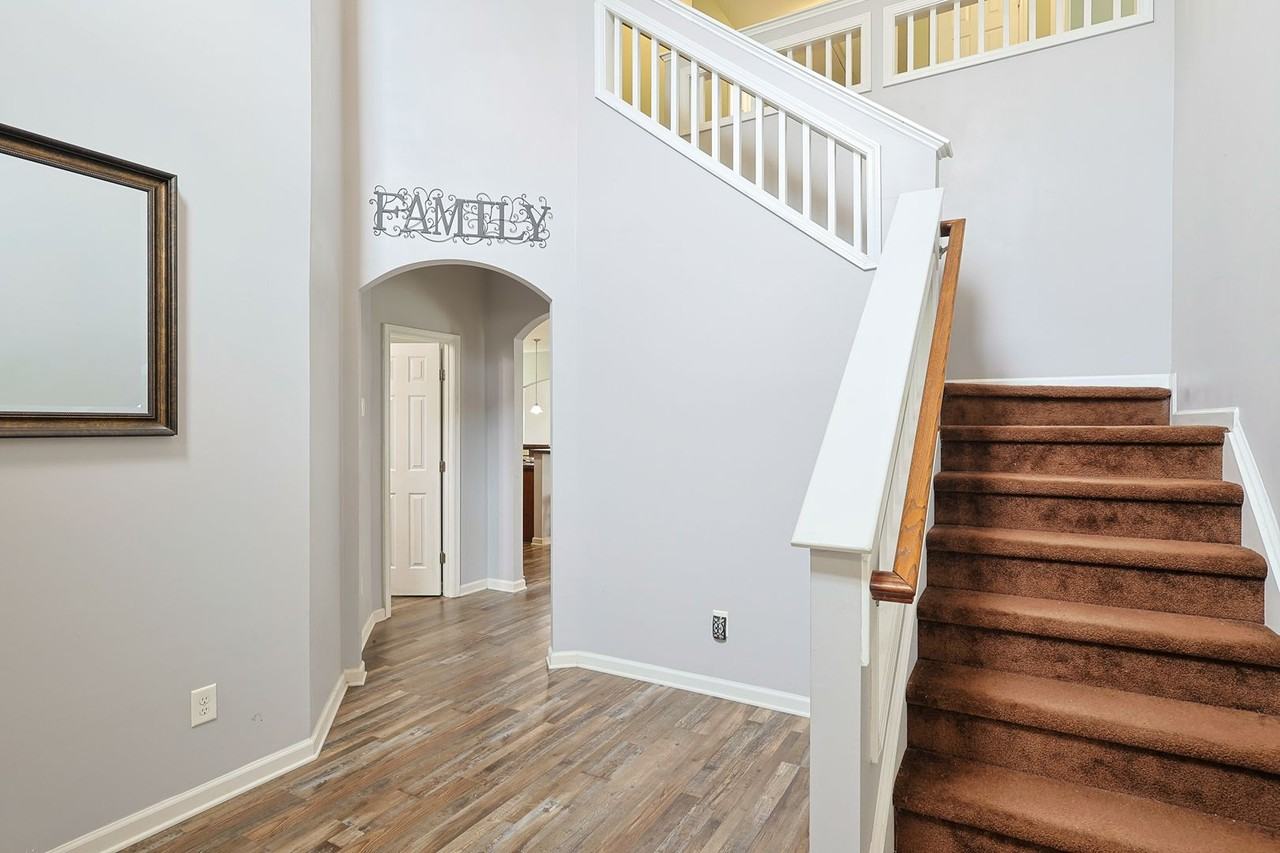 363 Heathrow Dr - Photo 4 of 23