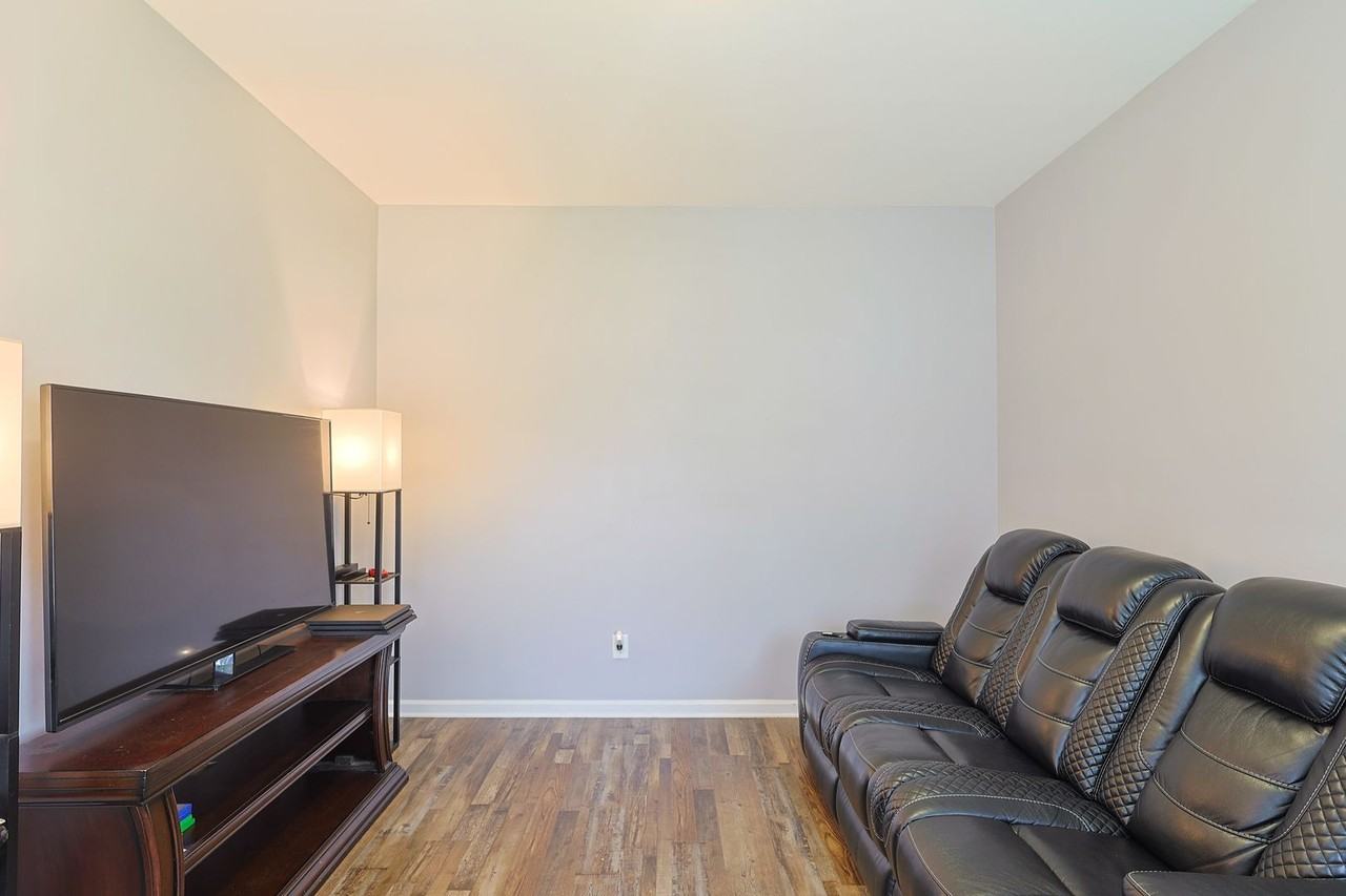 363 Heathrow Dr - Photo 5 of 23